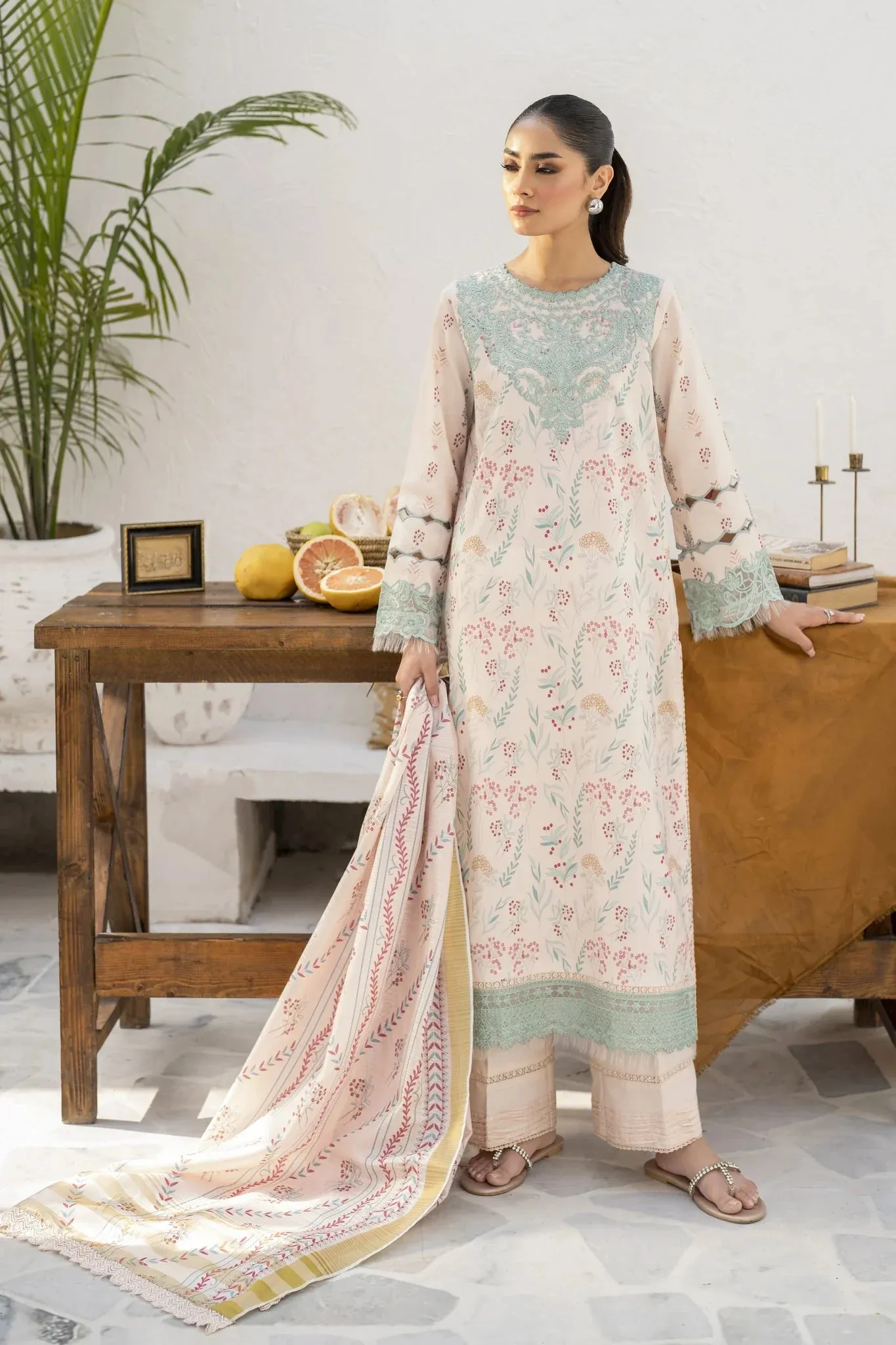 Aabyaan Shezlin Chikankari Lawn – DEENA (AR-02)